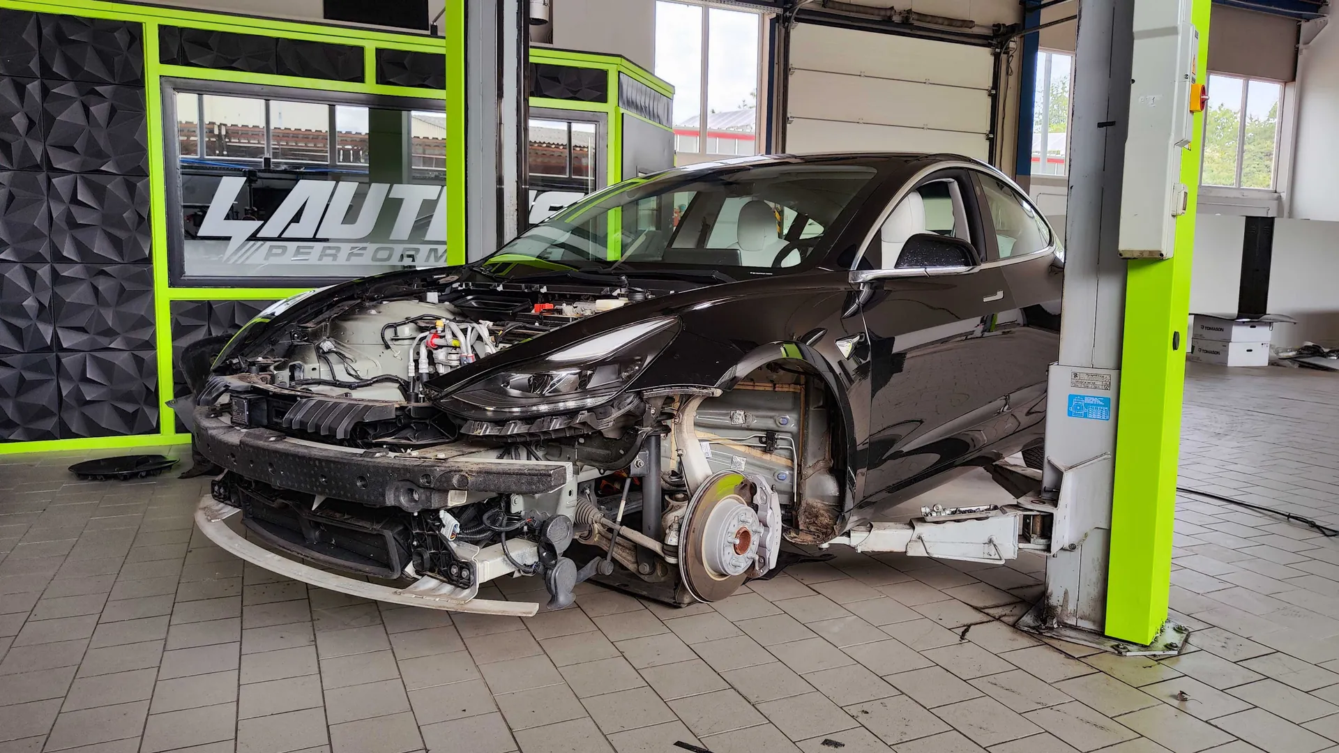 Tesla bei der technischen Begutachtung vor Garantieende