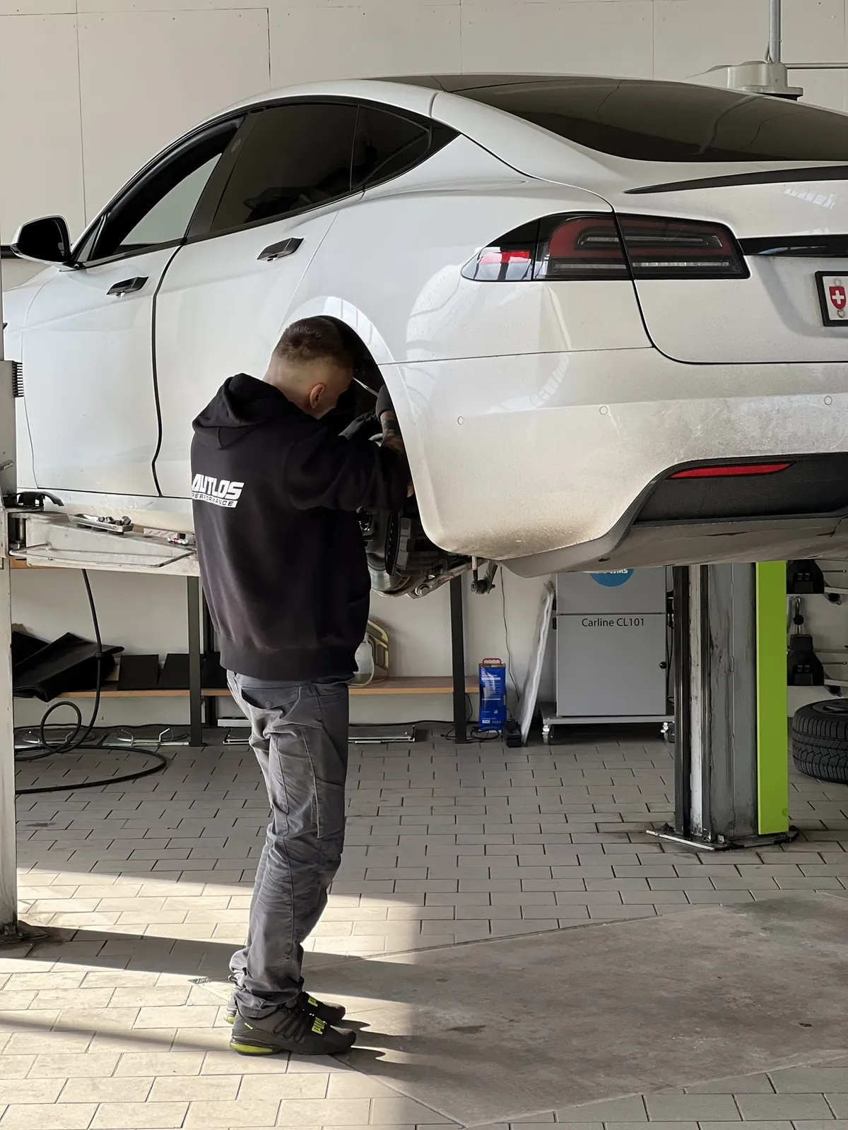 Tesla Service-Center – Übersicht der Werkstatt